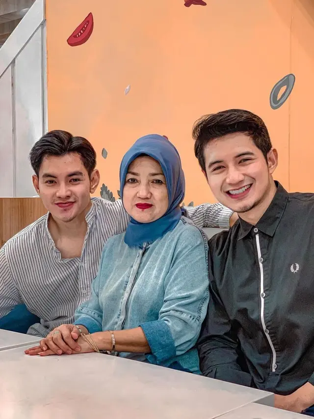 6 Potret Chand Kelvin dan Aditya Suryo, Kakak dan Adik Kompak