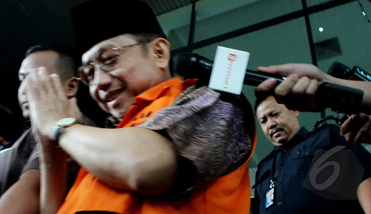 Waryono Karno menghindari pertanyaan wartawan usai menandatangani pelimpahan berkas perkara ke Jaksa Penuntut Umum (P21) di Gedung KPK, Jakarta, Selasa (14/4/2015). (Liputan6.com/Andrian M Tunay)
