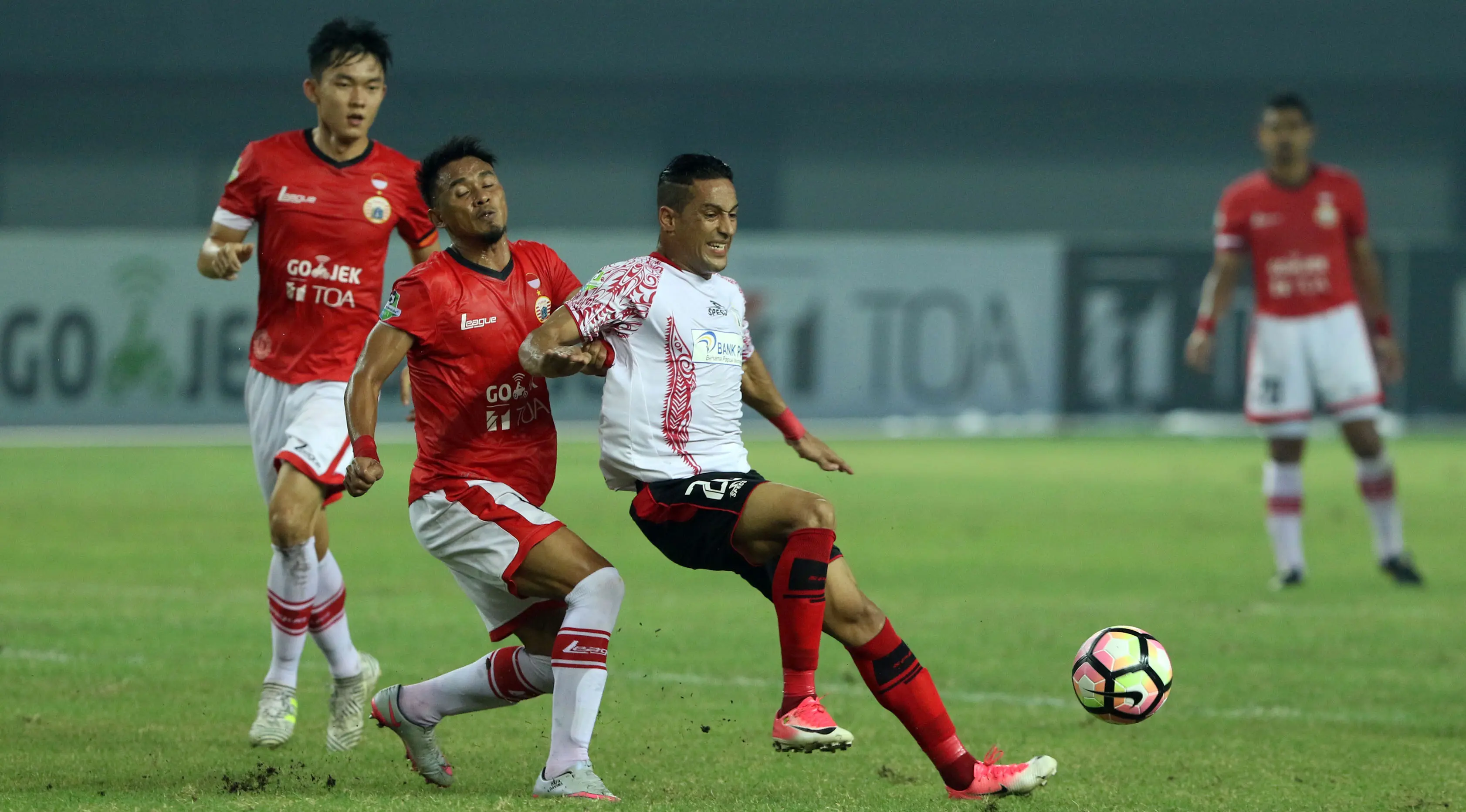 Striker Persipura Jayapura, Addison Alves (putih), terkena kartu merah pada laga melawan Persija Jakarta di Stadion Patriot, Bekasi, Sabtu (8/7/2017). Liputan6.com/Helmi Fithriansyah)