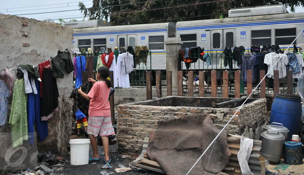 Seorang warga tampak menjemur pakaian di dekat lokasi kebakaran, Tambora, Jakarta, Senin (28/9/2015). Sejumlah warga Tambora memilih bertahan dan menolak direlokasi karena sudah puluhan tahun menetap di lokasi tersebut. (Liputan6.com/Gempur M Surya) 