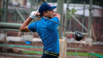 FOTO: Gaya Andhika Pratama Main Golf, Tampil Sporty