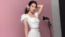 IU di sini yang tampil mengenakan set top dan skirt bernuansa putih. Top yang dikenakannya memiliki detail serut dan lengan balon, sedangkan skirtnya dihiasi sulaman bunga untuk menambahkan kesan feminin. Foto: Instagram @dlwlrma.