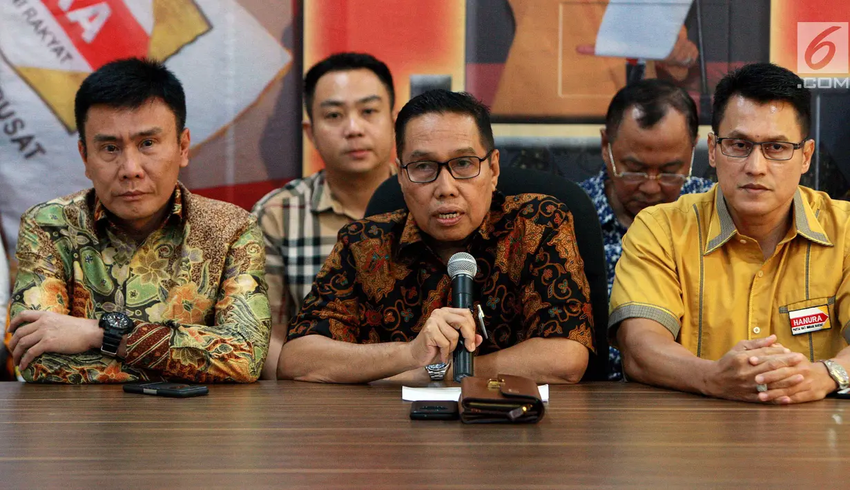 Ketua DPD Partai Hanura Sumbar Marlis (tengah) menyampaikan pernyataan sikap mosi tidak percaya kepada Oesman Sapta Odang, Jakarta, Selasa (16/1). Rencananya pengurus DPD Hanura akan menggelar Munaslub untuk mencari ketum baru. (Liputan6.com/Johan Tallo)
