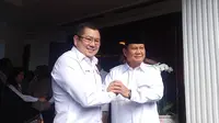 Ketua Umum Perindo Hary Tanoesoedibjo (kiri) dan Ketua Umum Gerindra Prabowo Subianto di Kertanegara IV, Jakarta Selatan, Rabu (5/4/2023). (Merdeka.com/Muhammad Genantan Saputra)