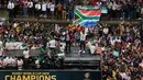 Kapten Timnas Afrika Selatan Siya Kolisi mengangkat trofi Webb Ellis saat parade kemenangan Piala Dunia Rugby 2019 di Kota Johannesburg, Afrika Selatan, Kamis (7/11/2019). Timnas Afrika Selatan meraih gelar juara Piala Dunia Rugby 2019 setelah mengalahkan Inggris di final. (AP Photo/Denis Farrell)