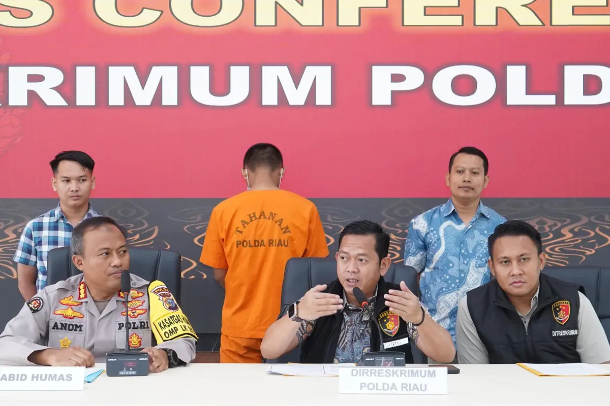 Konferensi pers pengungkapan pelaku penyimpangan seksual di Pekanbaru oleh Polda Riau.