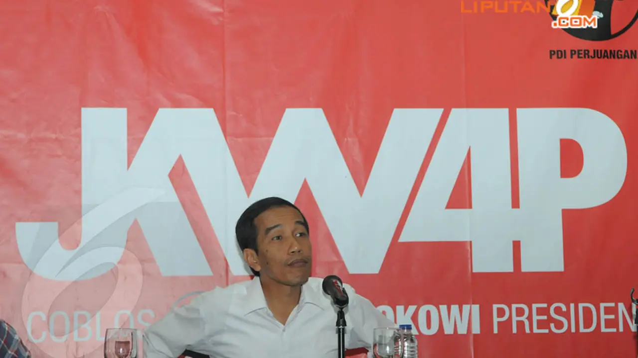[FOTO] Begini Reaksi Jokowi Saat Melihat PDIP Unggul