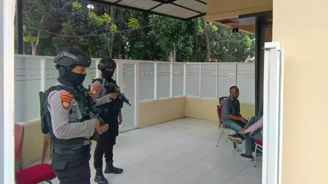 Bupati Muna Rusman Emba diperiksa KPK terkait perkara kasus suap dana PEN pejabat Dirjen Bina Keuangan Daerah Kemendagri.(Liputan6.com/Ahmad Akbar Fua)