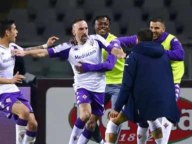 Pemain Fiorentina Franck Ribery (tengah) melakukan selebrasi usai mencetak gol ke gawang Torino pada pertandingan Liga Italia di Olympic Stadium, Turin, Italia, Jumat (29/1/2021). Bermain dengan sembilan pemain, Fiorentina berhasil menahan imbang Torino 1-1. (Fabio Ferrari/LaPresse via AP)