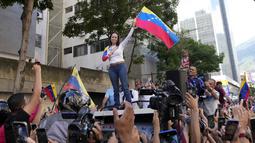 Tokoh oposisi Venezuela Maria Corina Machado resmi dianugerahi Hadiah Nobel Perdamaian 2025. Tampak dalam foto ketika pemimpin oposisi Venezuela Maria Corina Machado berpidato di hadapan para pendukungnya dalam protes menentang Presiden Nicolas Maduro sehari sebelum pelantikannya untuk masa jabatan ketiga di Caracas, Venezuela, Kamis, 9 Januari 2025. (AP Photo/Matias Delacroix)