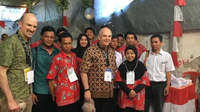 Dubes AS untuk Indonesia Joseph R Donovan meninjau pelaksanaan pemilu di beberapa TPS di Jakarta Pusat (Liputan6.com/@usembassyjkt)