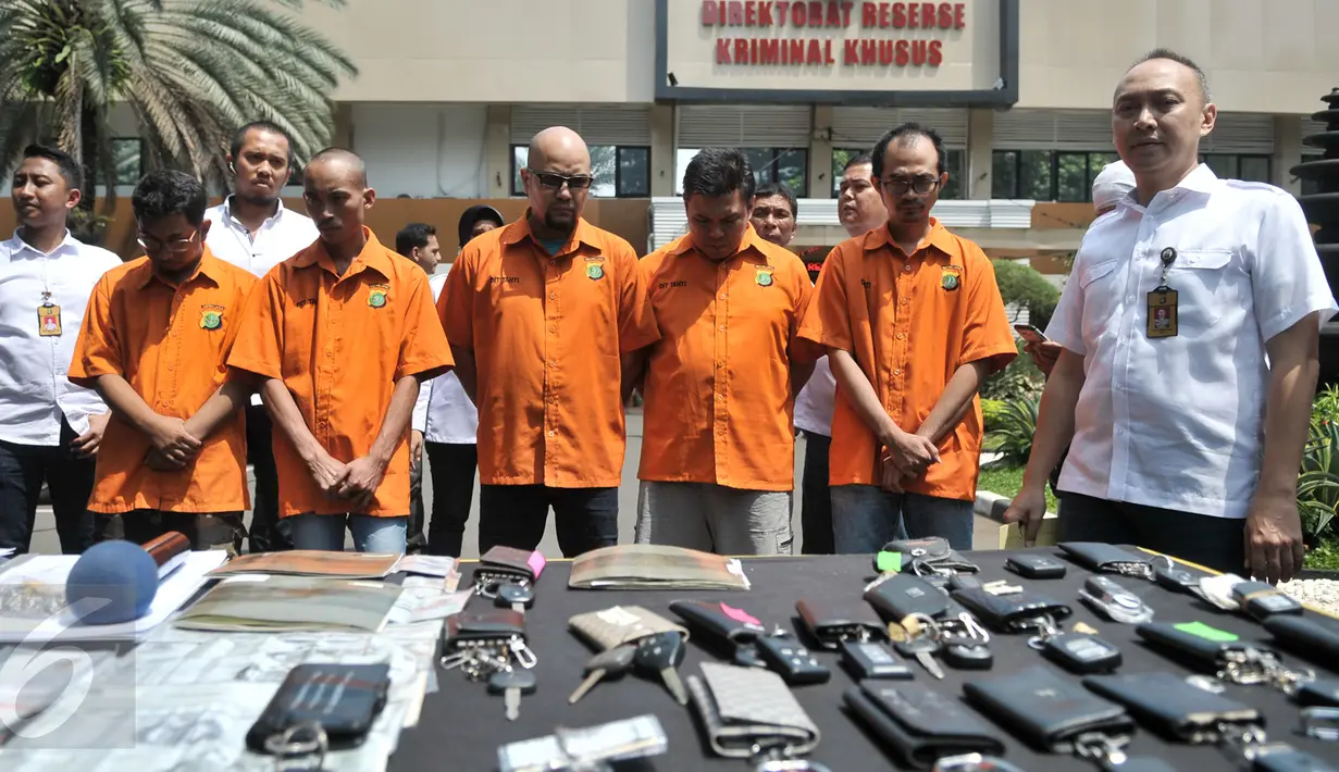 Tersangka dihadirkan saat rilis kasus dugaan penipuan, penggelapan dan TPPU Pandawa Group, Jakarta, Kamis (9/3). Ditreskrimsus Polda Metro Jaya rilis 22 tersangka kasus dugaan penipuan, penggelapan dan TPPU Pandawa Group. (Liputan6.com/Yoppy Renato)