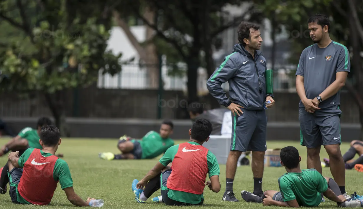Pelatih Timnas Indonesia, Luis Milla, saat memimpin latihan di Lapangan ABC Senayan, Jakarta, Selasa (16/8/2018). Pemusatan latihan ini dilakukan jelang Asian Games 2018. (Bola.com/Vitalis Yogi Trisna)