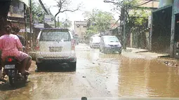 Jalan di Cilincing Rusak Parah