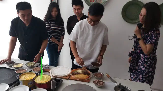 Putra Presiden Jokowi, Gibran Rakabuming Raka sedang membuat martabak di gerai Markobar, Pondok Indah, Jakarta Selatan