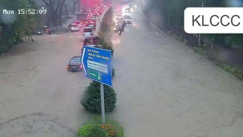 Jalan-jalan utama di pusat kota Kuala Lumpur Malaysia, termasuk di antara yang terendam banjir. (ITIS_TRAFIK/TWITTER)