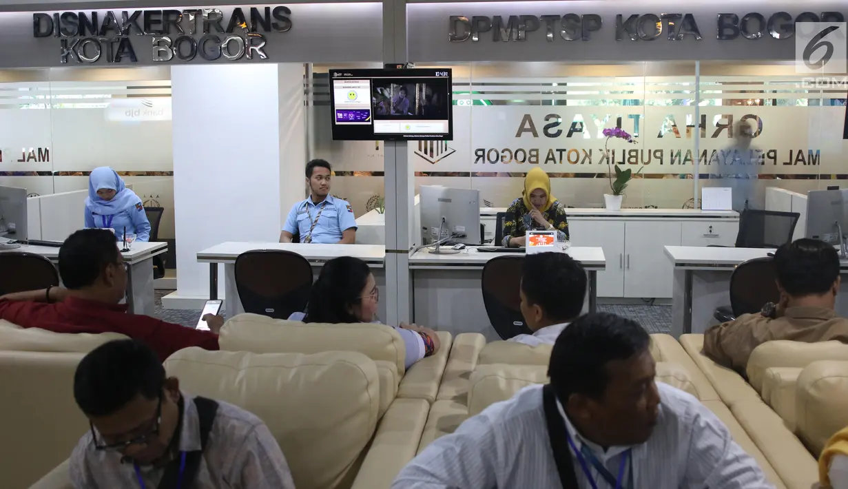 Suasana Mal Pelayanan Publik (MPP) yang berlokasi di Lippo Plaza Kebun Raya Bogor, Senin (26/8/2019).  Mal Pelayanan Publik (MPP) yang dibangun di atas lahan 740 meter persegi memberi kemudahan bagi masyarakat dalam mengakses 145 layanan perizinan dari pemerintah. (Liputan6.com/Angga Yuniar)