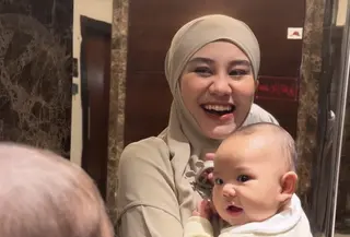Aaliyah Massaid Umrah Bareng Baby Arash. [@aaliyah.massaid]