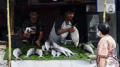 Pedagang ikan bandeng melayani pembeli di kawasan Rawa Belong, Jakarta Barat, Rabu (10/2/2021). Jelang Tahun Baru Imlek 2021, para pedagang ikan bandeng mulai bermunculan di Rawa Belong. (Liputan6.com/Johan Tallo)