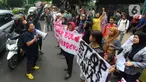 Ratusan warga Kampung Bulak Cisalak yang terdampak penggusuran Proyek Strategis Nasional (PSN) Universitas Islam Internasional Indonesia (UIII) melakukan unjuk rasa di Jalan Ir. H. Juanda, Depok, Jawa Barat, Minggu (10/12/2023). (merdeka.com/Arie Basuki)