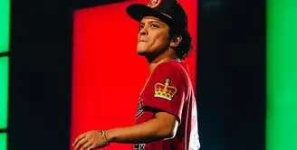 Bruno Mars menegur fansnya yang merekam video saat konser di Newark pada 2013 lalu. "Ini tugas kami untuk membuatmu berdansa. Kamu tak bisa melakukannya saat merekam video kan?" ujarnya. (instagram/brunomars)