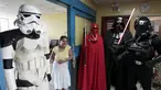 Sejumlah orang berpakaian karakter Star Wars berfoto bersama dengan pasien saat acara amal yang diselenggarakan oleh El Salvador Star Wars fan club di Rumah Sakit Benjamin Bloom Anak Nasional di San Salvador, El Salvador (14/12). (REUTERS/Jose Cabezas)