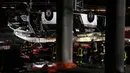 Petugas pemadam kebakaran bekerja di lokasi kecelakaan bus penumpang di Mestre, dekat Venesia, Italia, Rabu (4/10/2023). Sebuah bus mengalami kecelakaan setelah jatuh dari jalan layang. (AP Photo/Antonio Calanni)