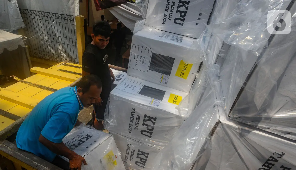 Selanjutnya, logistik pemilu tersebut akan disebar ke 3.824 tempat pemungutan suara (TPS) se-Kota Tangerang Selatan. (merdeka.com/Arie Basuki)