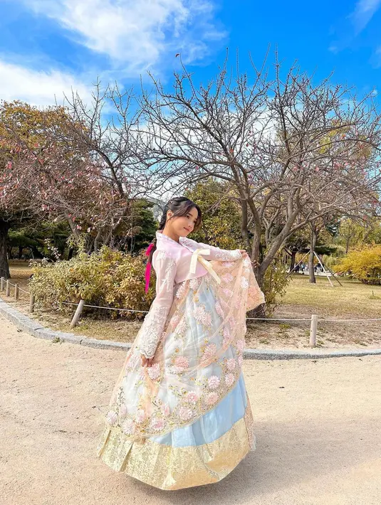 Penampilan Fuji dalam balutan hanbok sukses curi atensi penggemar. Tak sedikit yang memujinya bak warga lokal. [@fuji_an]