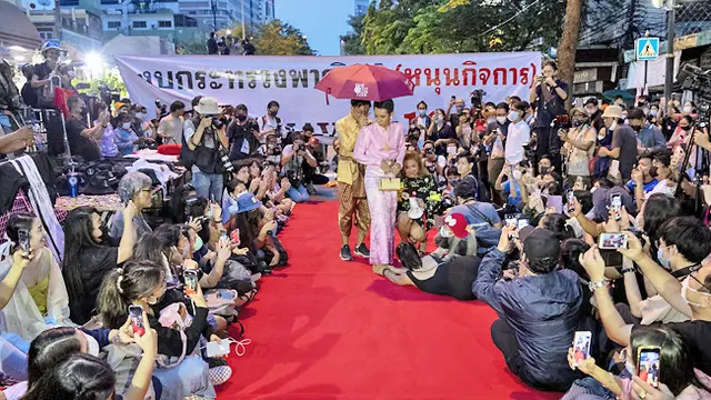 Pengunjuk rasa pro-demokrasi tampil di peragaan busana tiruan red carpet (karpet merah) semacam tandingan yang diadakan salah satu putri monarki di dekat Bangkok, Thailand pada 29 Oktober 2020. (File AP/Gemunu Amarasinghe)