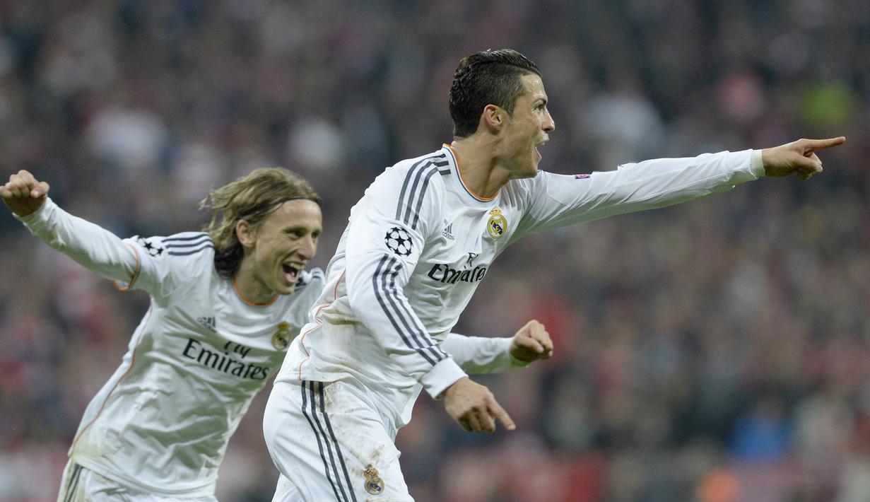Bintang Real Madrid, Cristiano Ronaldo, merayakan gol ke gawang Munchen pada laga Liga Champions di Allianz Arena, Munchen, Rabu (29/4/2018). CR 7 mengakhiri kebersamaan sembilan tahun bersama Madrid untuk hijrah ke Juventus. (AFP/Christof Stache)