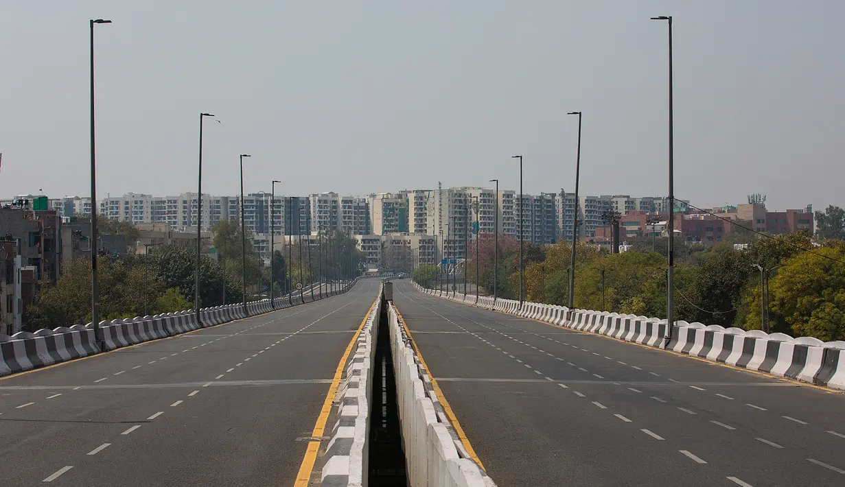 Sebuah jalan yang tampak kosong dalam periode jam malam umum di New Delhi, 22 Maret 2020. Berdasarkan imbauan PM India Narendra Modi, masyarakat mematuhi "Jam Malam Umum" pada Minggu (22/3) sebagai upaya meminimalkan perkumpulan massa dan memastikan dilakukannya pembatasan sosial. (Xinhua/Javed Dar)