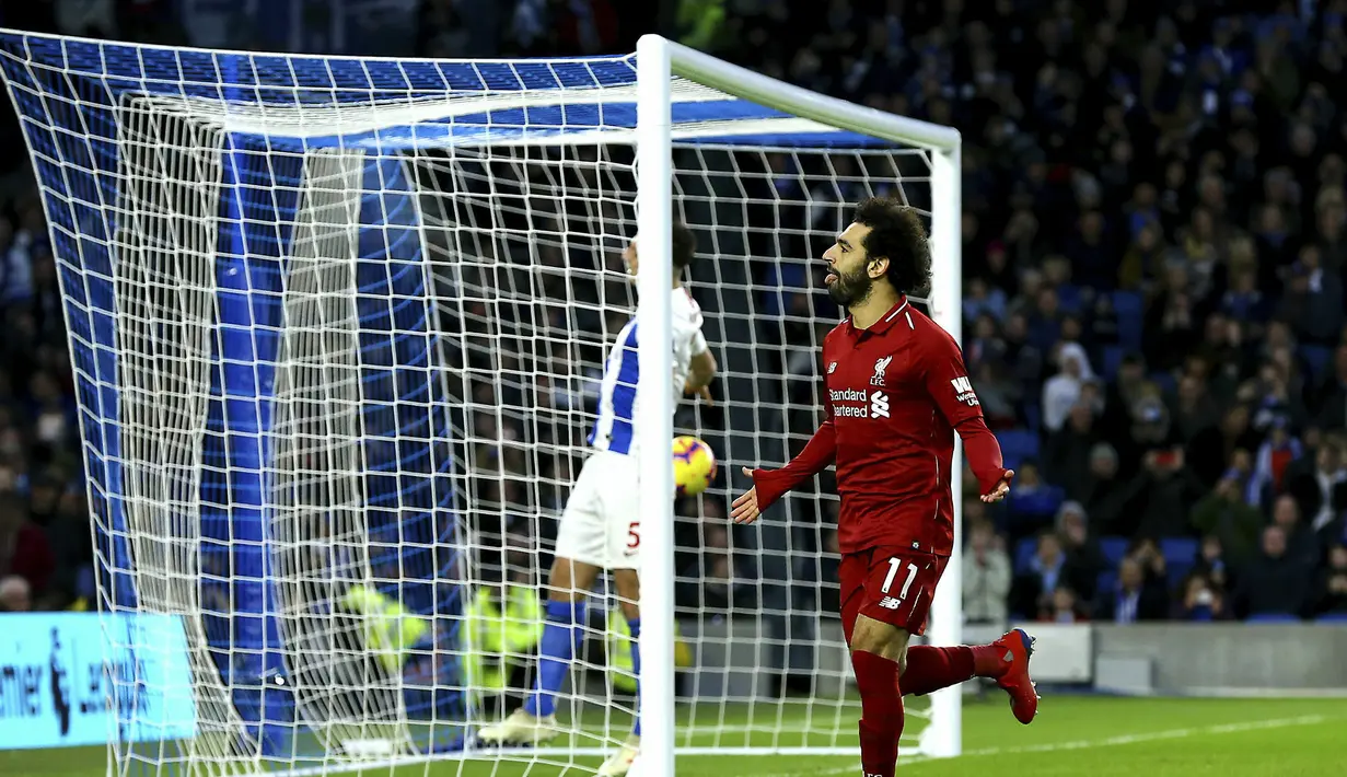Gelandang Liverpool, Mohamed Salah, merayakan gol yang dicetaknya ke gawang Brighton pada laga Premier League di Stadion Vitality, Brighton, Sabtu (12/1). Brighton kalah 0-1 dari Liverpool. (AP/Gareth Fuller)