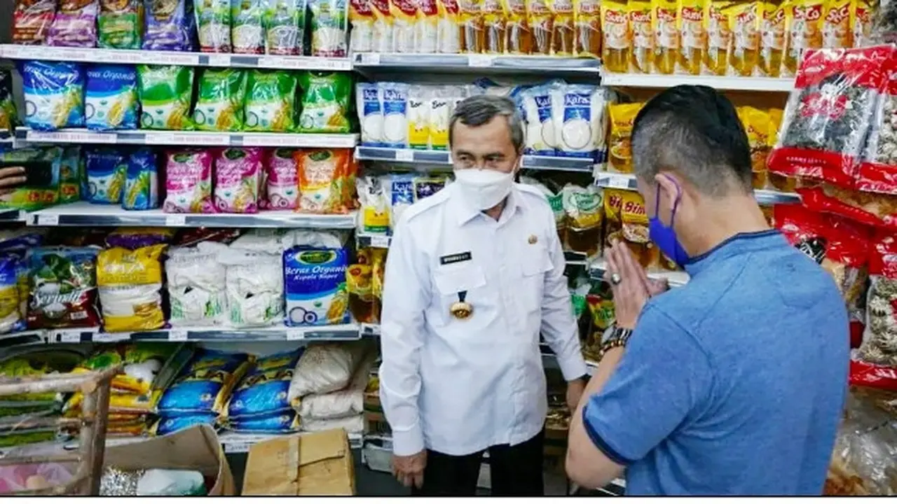 Gubernur Riau Syamsuar saat meninjau mini market yang menjual minyak goreng murah.