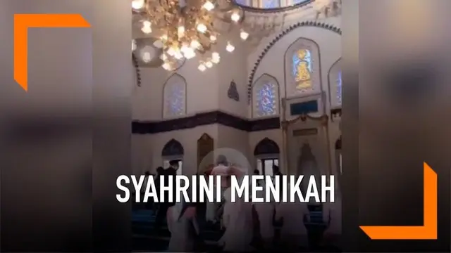 Syahrini dan Reino Barack menggelar pernikahan di Tokyo, Jepang. Sejumlah keluarga dekat terlihat memadati sebuah masjid di Tokyo tempat akad nikah Syahrini digelar.