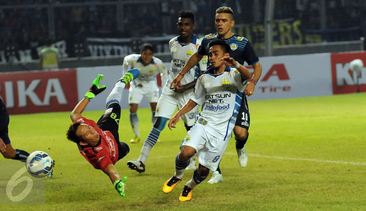 Kiper Persib, I Made Wirawan gagal menahan sepakan penyerang Arema Cronus, Cristian Gonzales (kanan) saat laga final Piala Bhayangkara di Stadion GBK Jakarta, Minggu (3/4/2016). Laga dimenangkan Arema Cronus 2-0. (Liputan6.com/Helmi Fithriansyah)