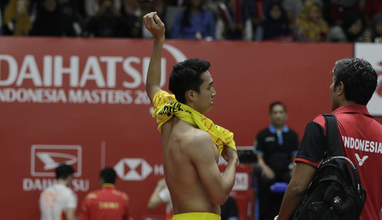 Tunggal putra Indonesia, Jonatan Christie, mengganti baju saat melawan tunggal China pada Indonesia Masters 2019 di Istora Senayan, Jakarta, Kamis (24/1). Jonatan lolos ke perempat final. (Bola.com/M. Iqbal Ichsan)