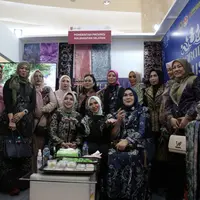 Ketua Dekranasda Provinsi Kalimantan Selatan di Booth UMKM Kalimantan Selatan.