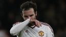 Gelandang MU, Juan Mata, tampak kecewa usai kalah dari Bournemouth pada laga Liga Premier Inggris di Stadion Vitality, Inggris, Sabtu (12/12/2015). MU kalah 1-2. (AFP/Ian Kington)