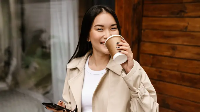 bahagia santai sederhana manis minum kopi