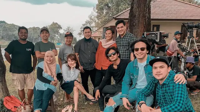 6 Potret Kedekatan Pemain Sinetron Pesantren Rock N’ Dut di Balik Layar, Kompak