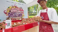 Salah satu pelaku UMKM yang ikut serta dalam "BRILiaN Independence Week 2024", yakni kelompok petani kelengkeng dari Desa Sugihan, Tuban, Jawa Timur, yang diwakilkan oleh Wiyono. (Foto: Istimewa)