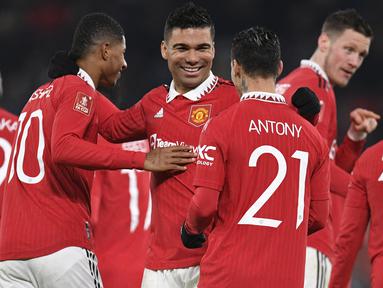 Trio Brasil menjadi penentu kemenangan 3-1 Manchester United atas Reading dalam babak keempat Piala FA 2022/2023 di Old Trafford Stadium, Minggu (29/1/2023) dini hari WIB. Ketiganya bahu membahu dan berkontribusi atas terciptanya ketiga gol Setan Merah. Casemiro mampu menyumbang dua gol, Fred satu gol dan satu assist, sementara Antony berjasa memmberi assist bagi gol pertama Casemiro. (AFP/Oli Scarff)