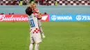 Kapten Kroasia, Luka Modric mencium anaknya, Ema saat timnya berhasil menyabet peringkat ketiga Piala Dunia 2022 setelah mengalahkan Maroko dengan skor 2-1 pada laga yang berlangsung di Khalifa International Stadium, Doha, Qatar, Sabtu (17/12/2022). (AFP/Jack Guez)