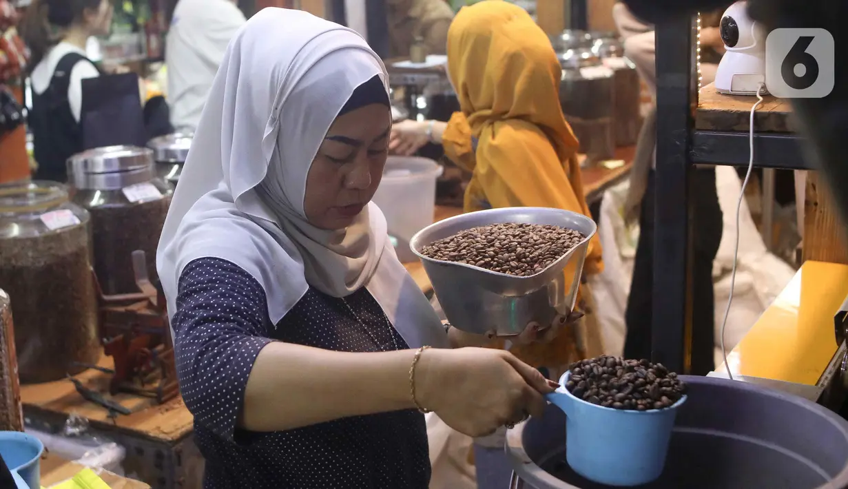 Kementerian Pertanian diminta mampu memacu produktivitas produk kopi di Indonesia agar bisa menghasilkan 8-9 ton per hektar. (Liputan6.com/Herman Zakharia)