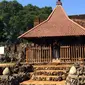 Gua Sunyaragi yang dibangun pada tahun 1596 merupakan salah satu maha karya para sesepuh Cirebon yang masih berdiri kokoh dan banyak dikunjungi wisatawan hingga kini. (Liputan6.com/Panji Prayitno)