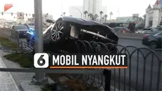 mobil nyangkut