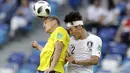 Duel pemain Swedia, Viktor Claesson (kiri) dan pemain Korea Selatan, Lee Yong pada laga grup E Piala Dunia 2018 di Nizhny Novgorod stadium, Nizhny Novgorod, Rusia, (18/6/2018). Swedia menang 1-0. (AP/Petr David Josek)