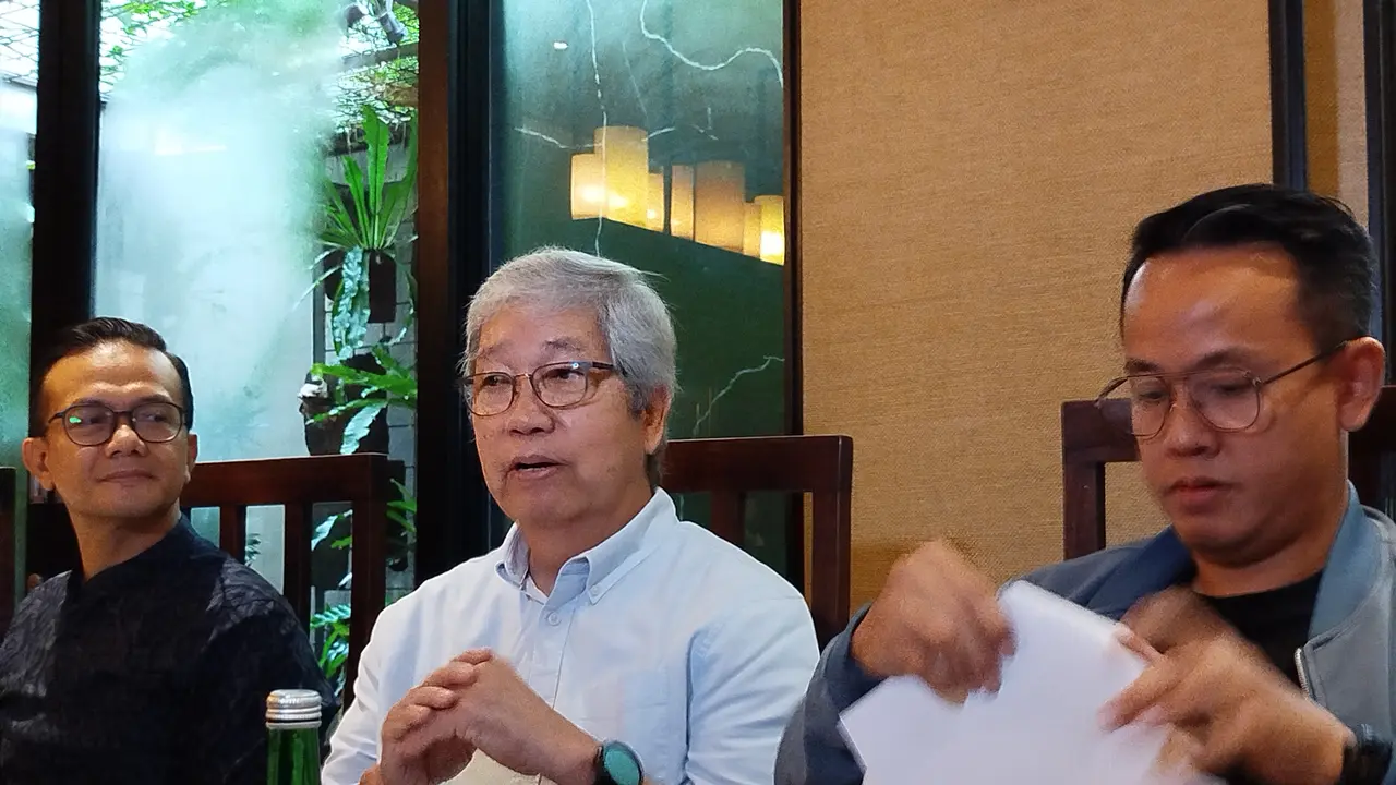 Pendiri Oriental Circus Indonesia (OCI), Tony Sumampouw, meluruskan informasi terkait mantan pemain sirkusnya yang tak menerima gaji.