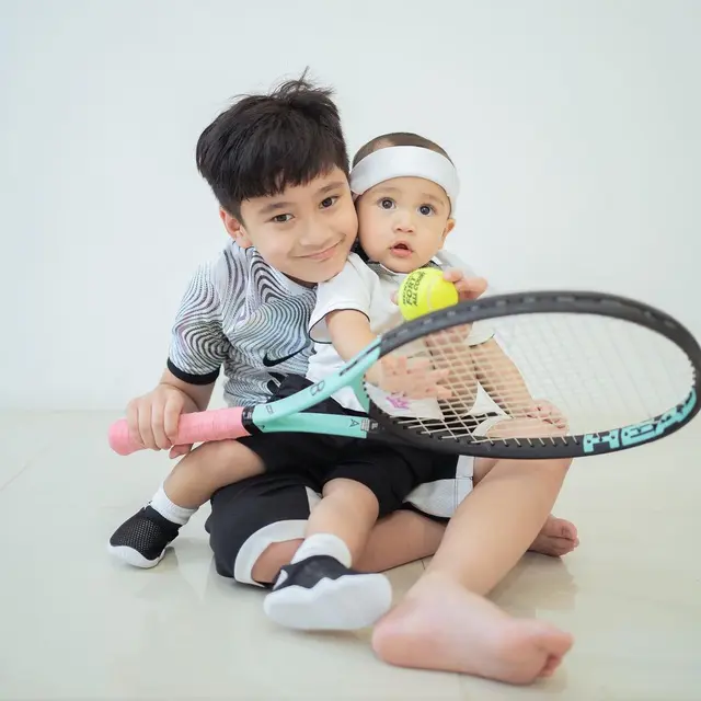 6 Potret Rayyanza 'Cipung' Tampil Sporty, Terbaru Bak Pemain Tenis